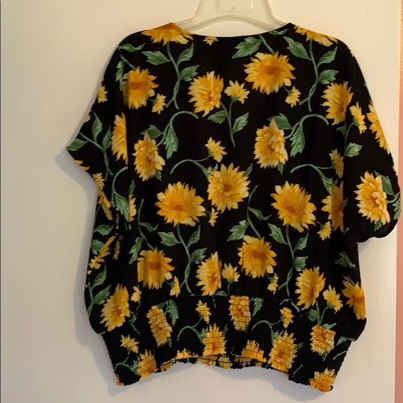 Yellow and black floral crop top - Picture 4 of 4